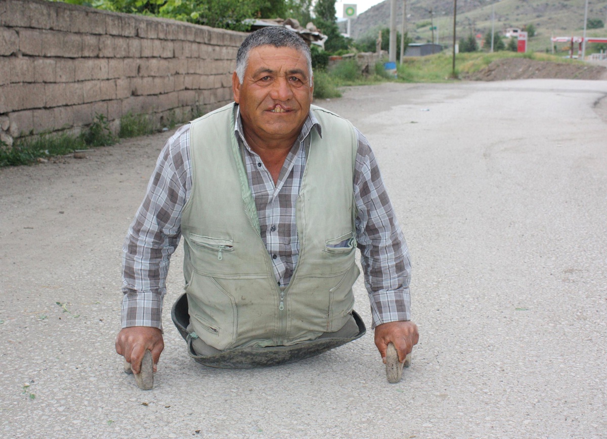 İki Bacağı Yok Ama Traktör Kullanıyor