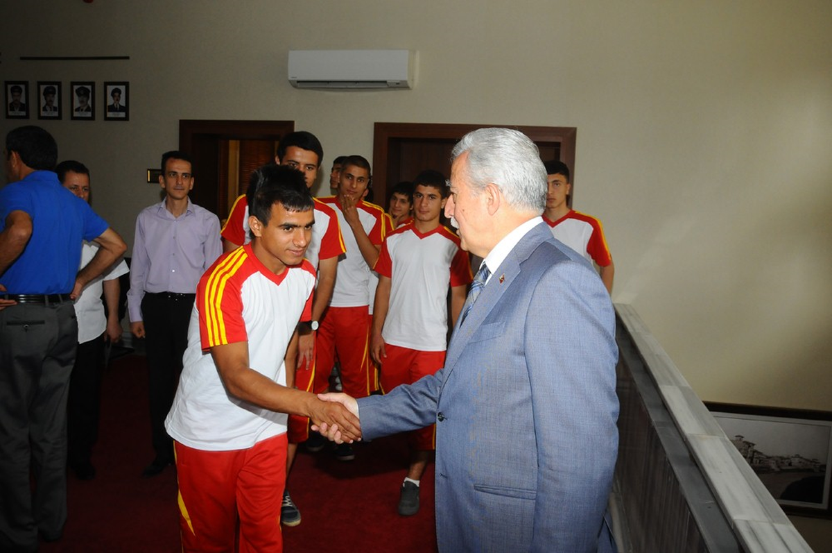 Şampiyonlardan Aldırmaz\'a Ziyaret