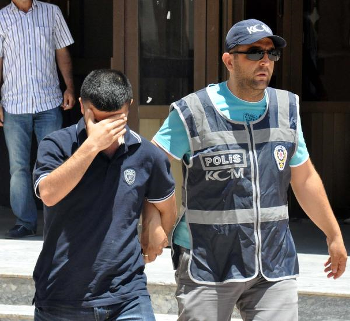 Şanlıurfa\'da 20 Kilo Esrar, 5 Bin 500 Paket Kaçak Sigara Ele Geçirildi