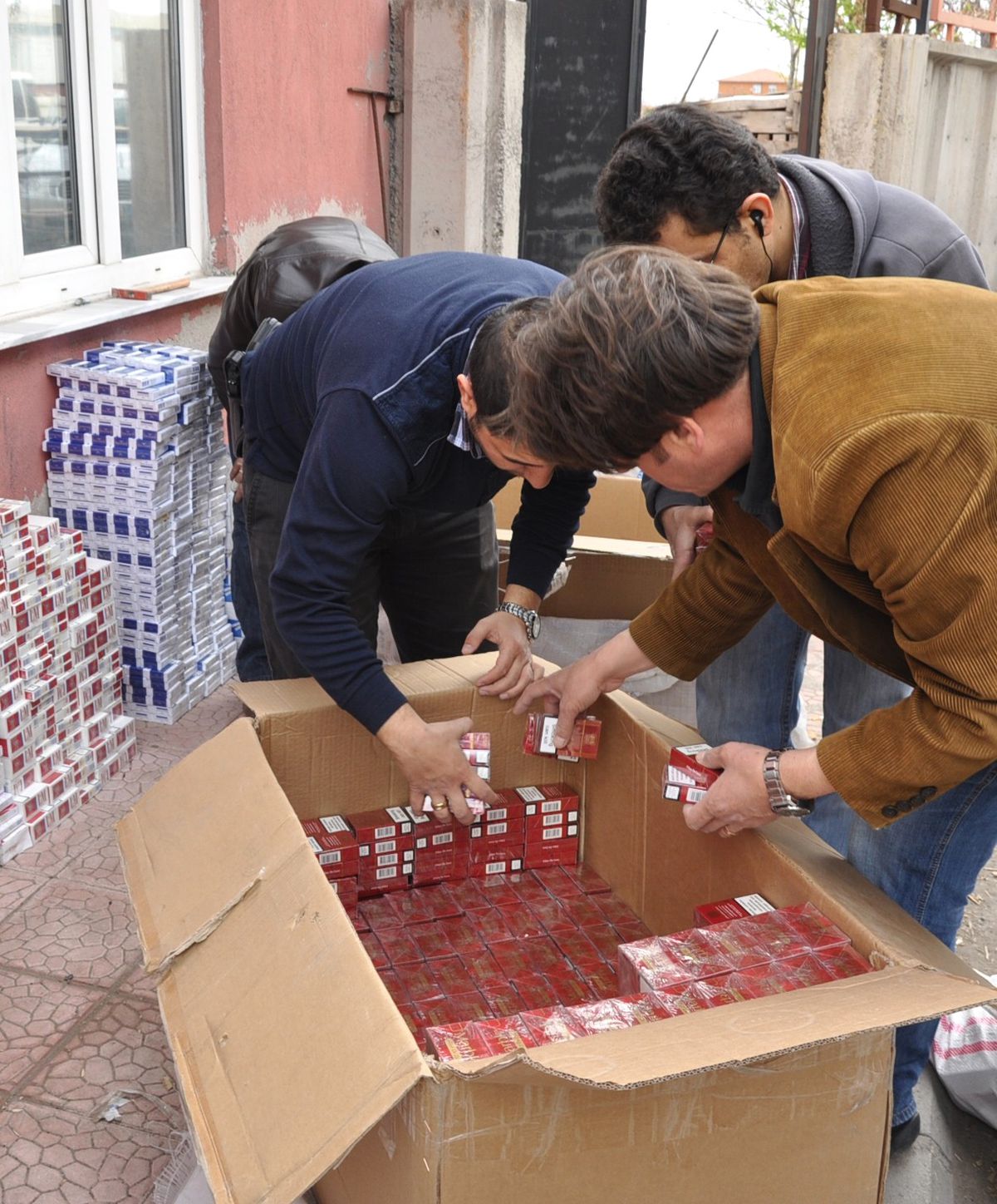 Tır\'dan Kaçak Sigara Çıktı