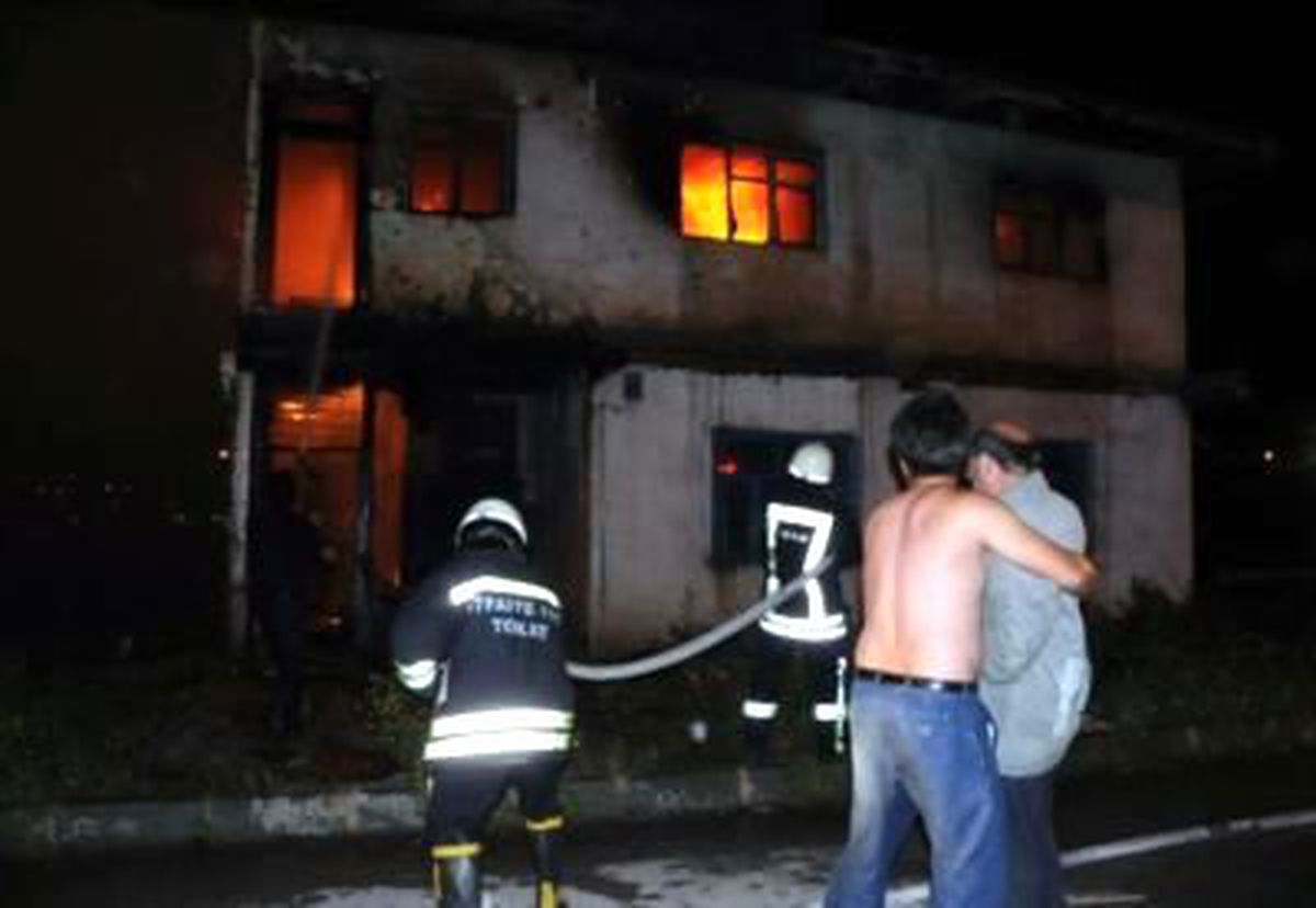 Tokat\'ta İki Katlı Ahşap Evde Yangın Çıktı