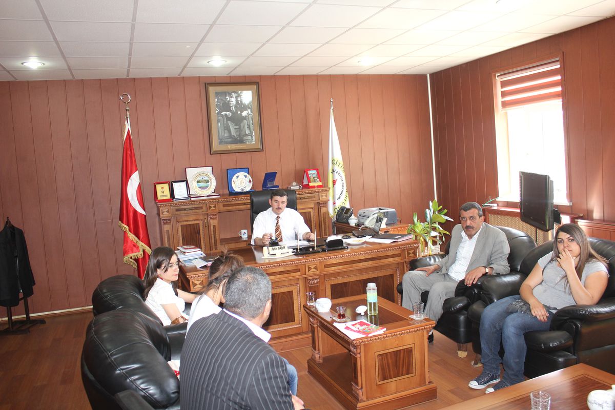 Üniversite Öğrencilerinin \'Bir Kitap da Sen Koy\' Kampanyası