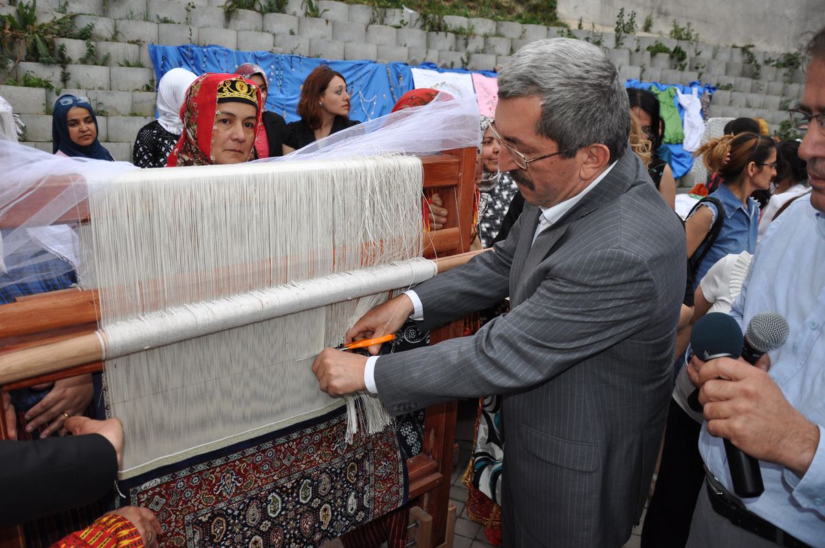 Yapımı Tamamlanan İlk İpek Halının Kesimini Başkan Vergili Yaptı