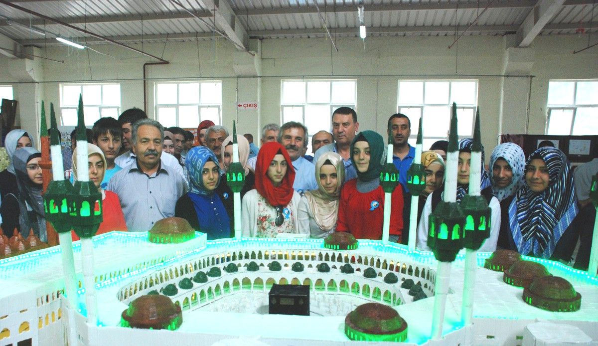 300 Bin Kürdandan Dev Kabe Maketi Yaptılar