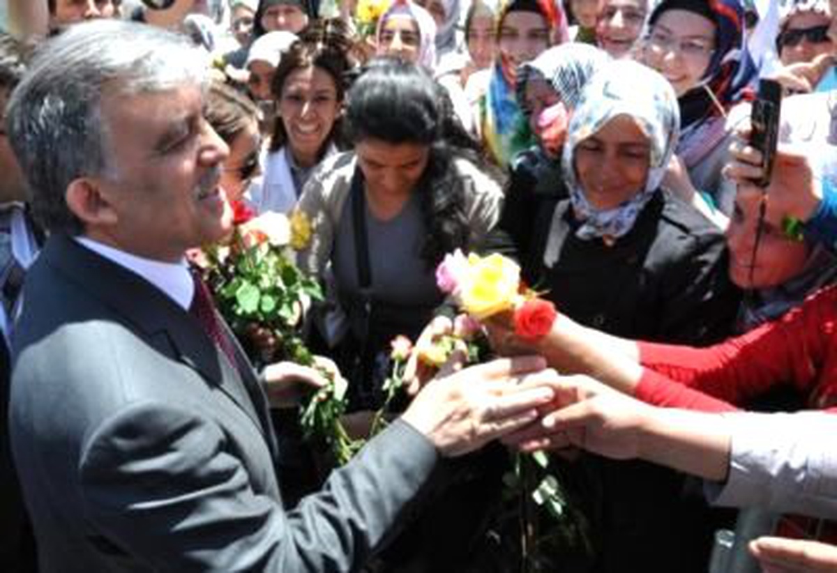Ağrılılar, Cumhurbaşkanı Gül\'ü, Güllerle Karşıladı