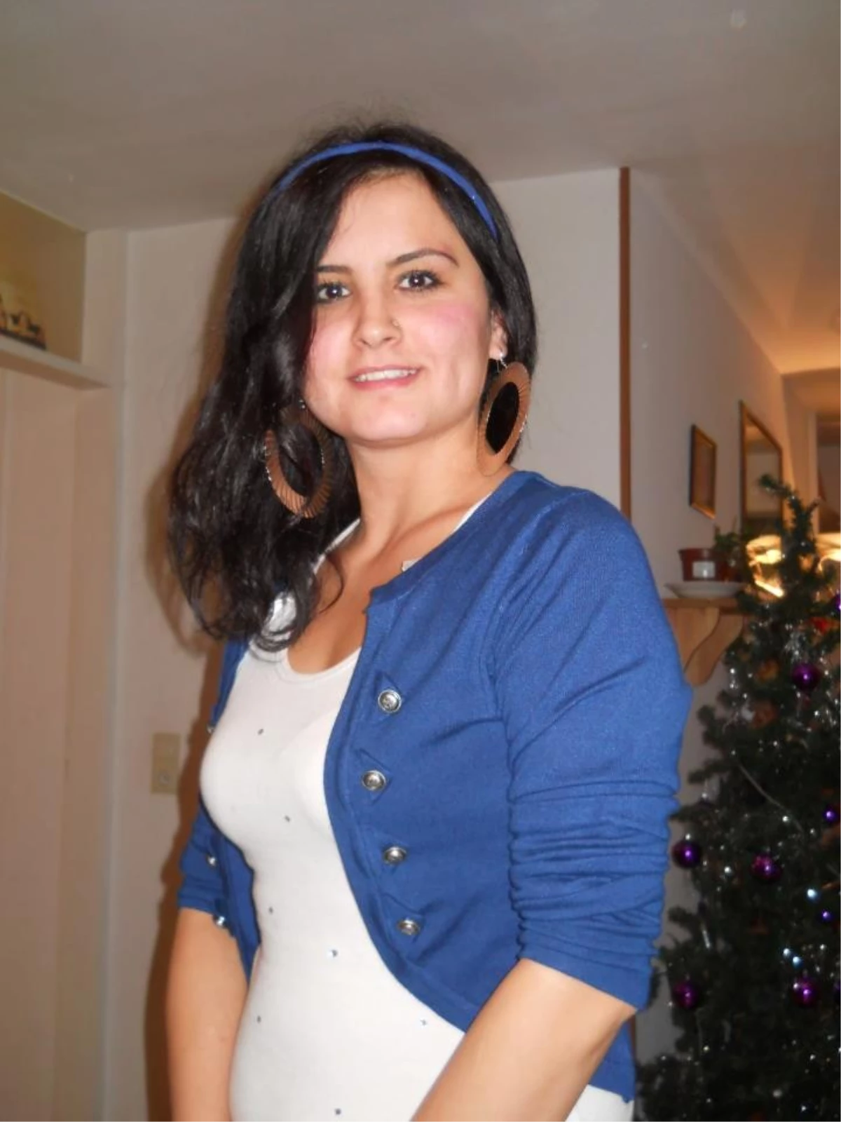 Almanya\'da Eşi Tarafından Bıçaklanarak Öldürülen Genç Kadın Memleketi Trabzon\'da Toprağa Verildi