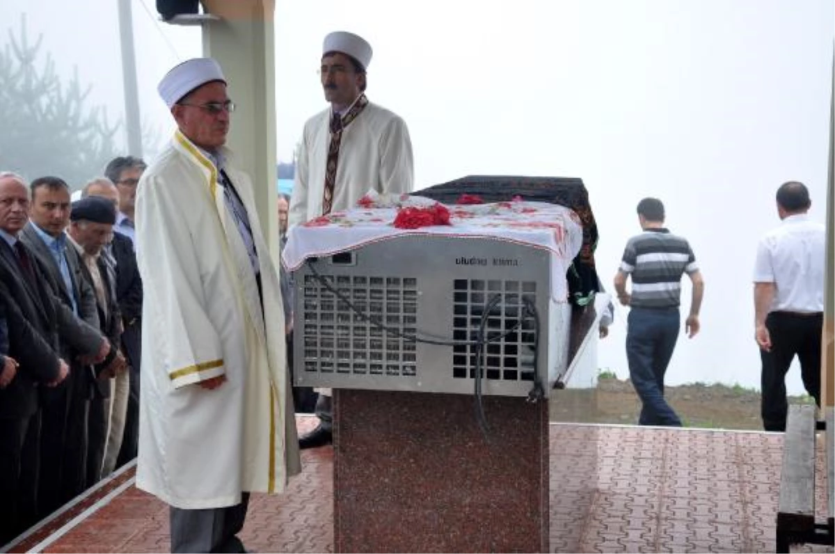 Almanya'da Eşi Tarafından Öldürülen Necla Bayraktar, Trabzon'da Toprağa Verildi