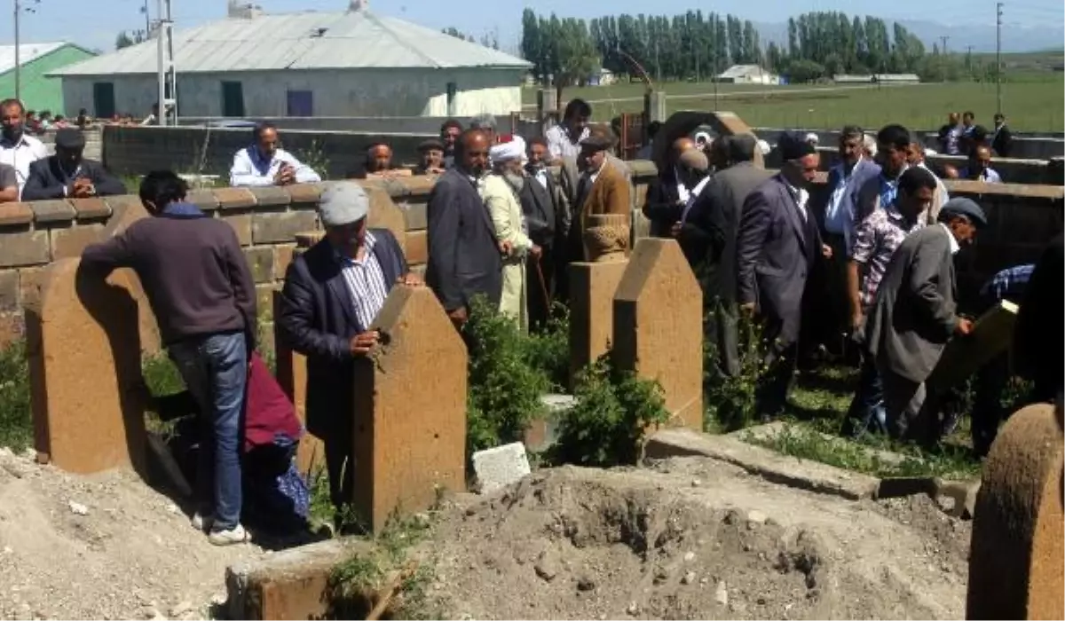 Almanya\'da Eşinin Katlettiği Sema Subay, Ağrı\'da Toprağa Verildi