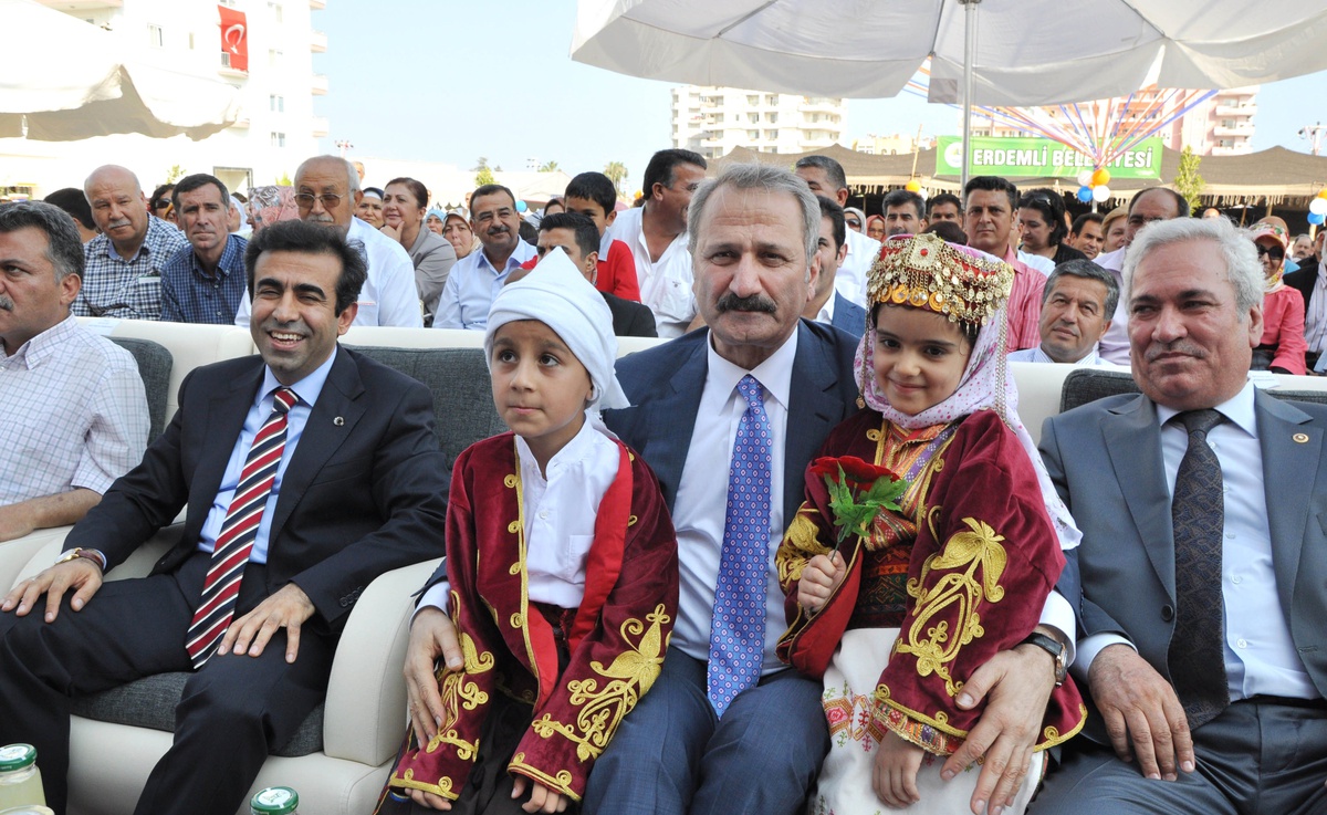 Bakan Çağlayan\'dan Alçılı Kola Hatıra İmzası