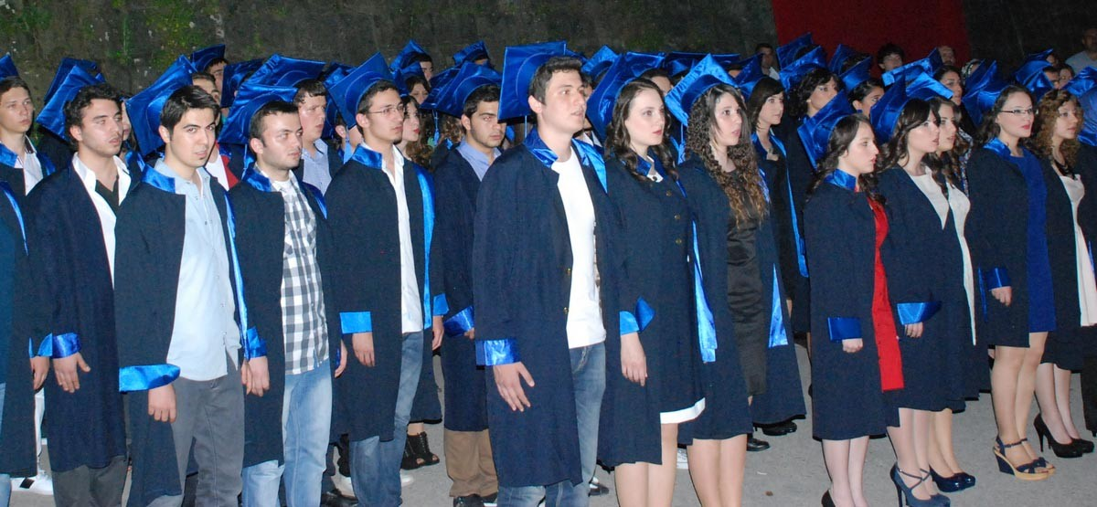 Başarılarını Halay Çekerek Kutladılar