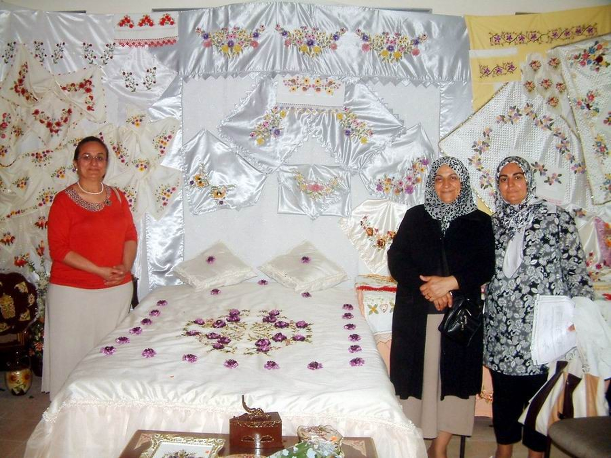 Burhaniye\'de Depremzede Nurcan Narin\'in Sergisi