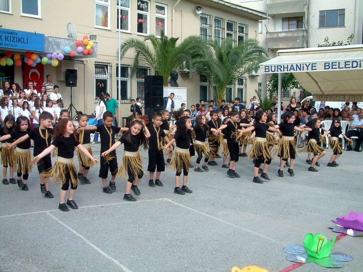 Burhaniye Faruk Kızıklı İlköğretim\'de Yıl Sonu Coşkusu