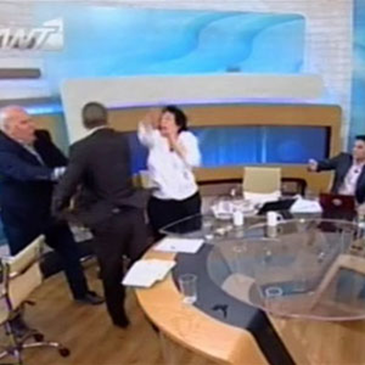Canlı Yayında Kadın Adayı Tokatladı