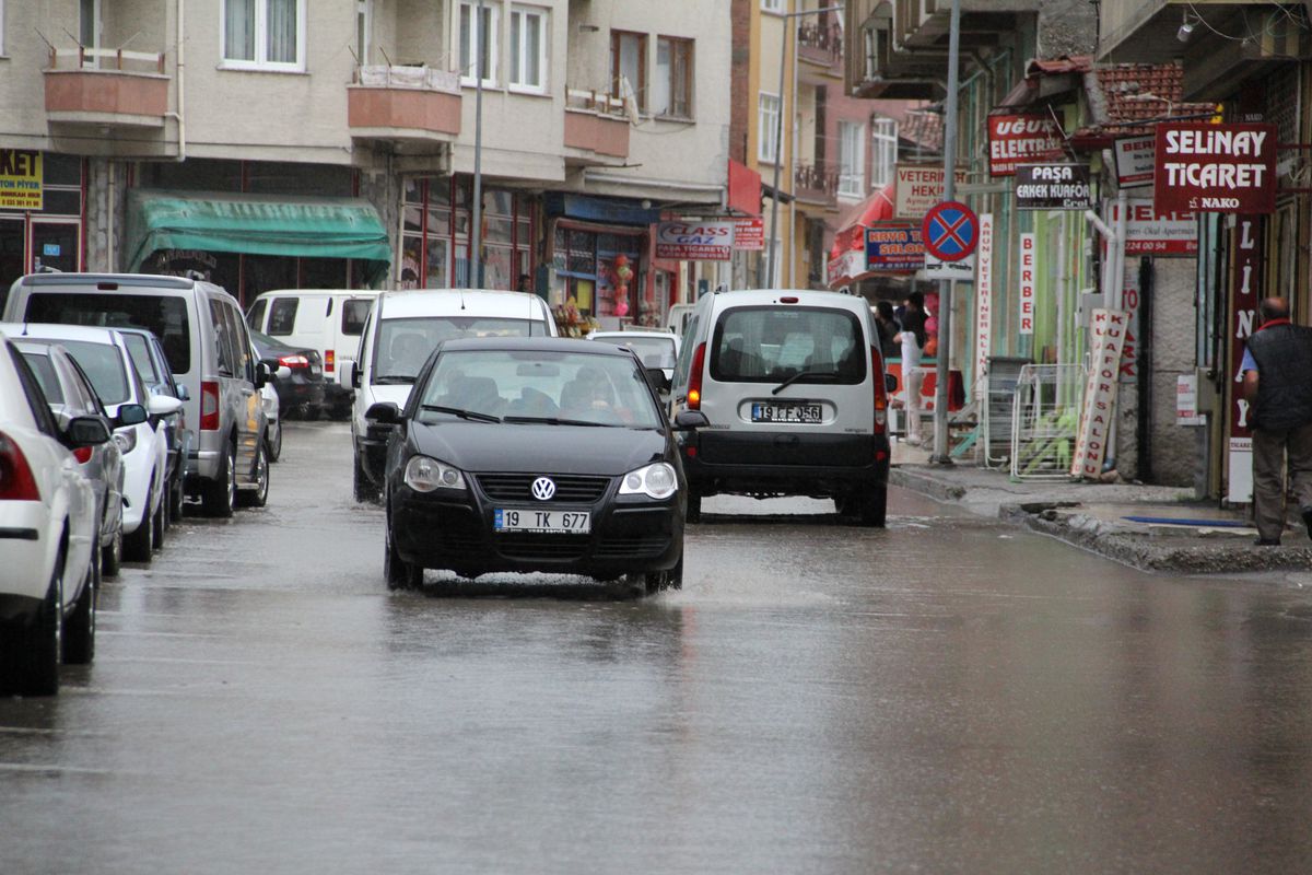 Çorum\'da Sağanak Yağış Hayatı Olumsuz Etkiledi