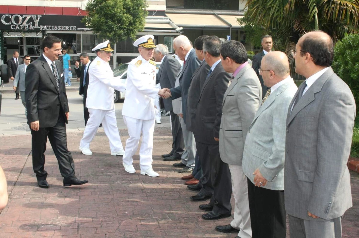 Deniz Kuvvetleri Komutanı Oramiral Murat Bilgel Kocaeli Valisi Topaca\'yı Ziyaret Etti