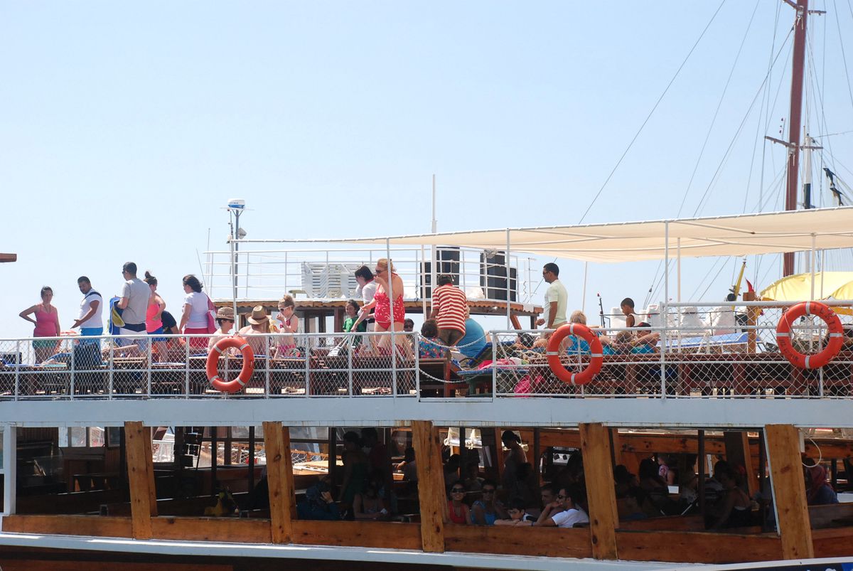 Didim\'de Günlük Tekne Turları Tatilcileri Bekliyor