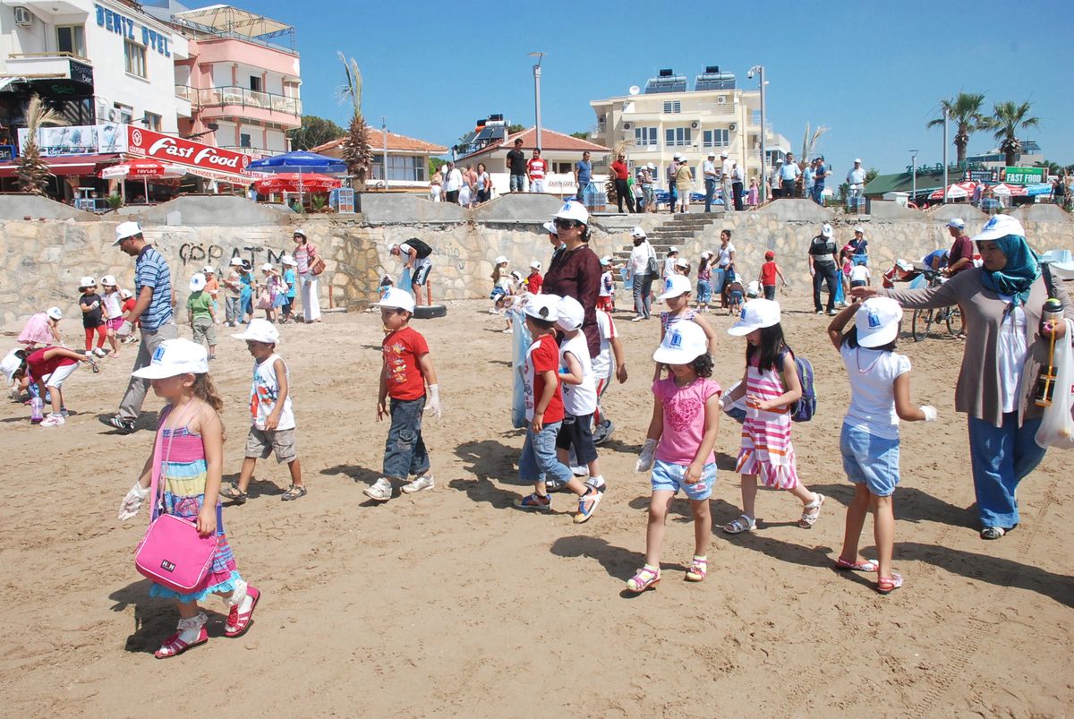 Didim\'de Minik Eller Kıyıları Temizledi