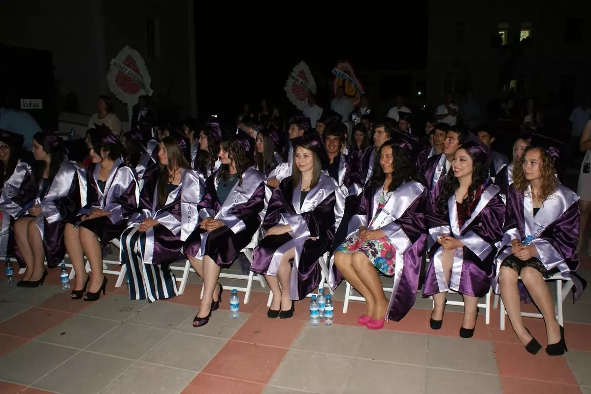 Fethiye Ömer Özyer Öğretmen Lisesi'nde Mezuniyet Sevinci