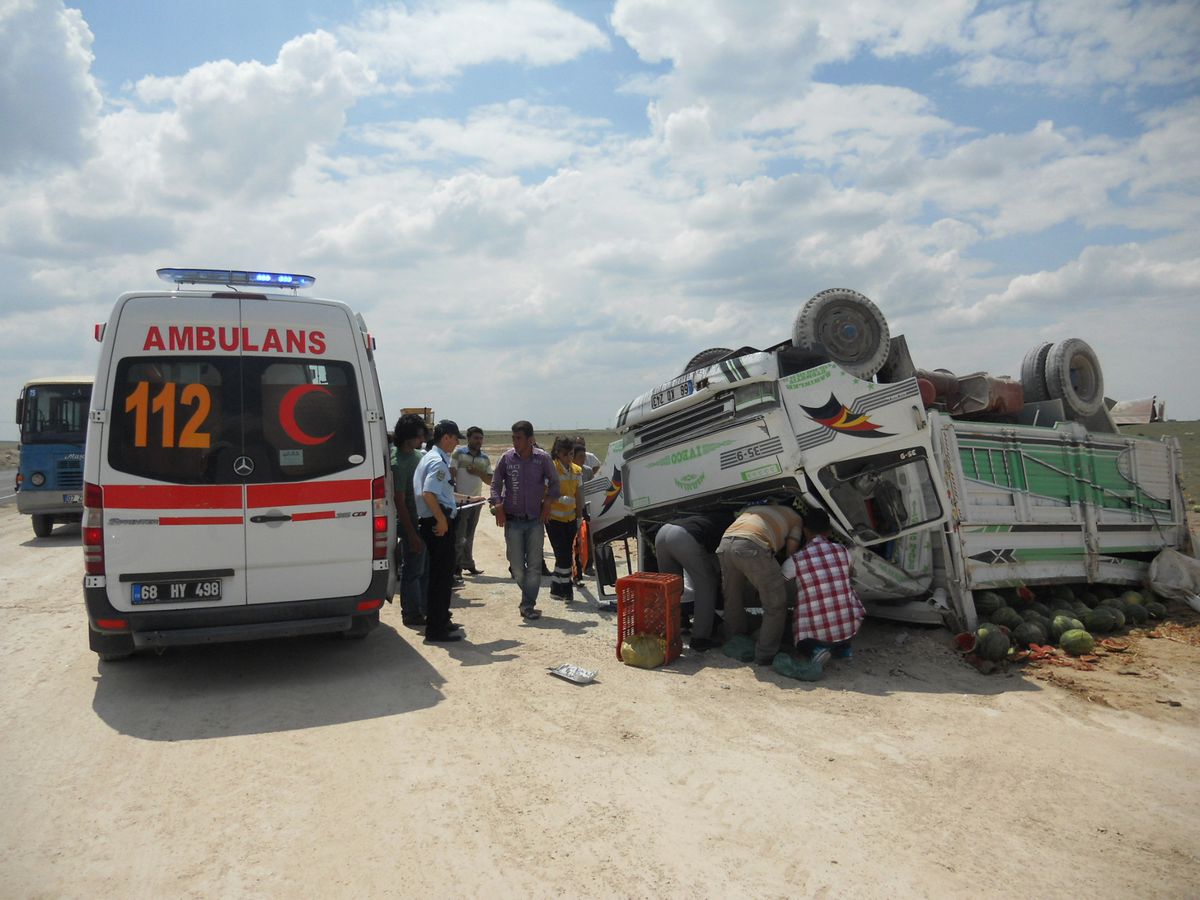 Kamyonet Devrildi; Karpuzlar Yola Dağıldı