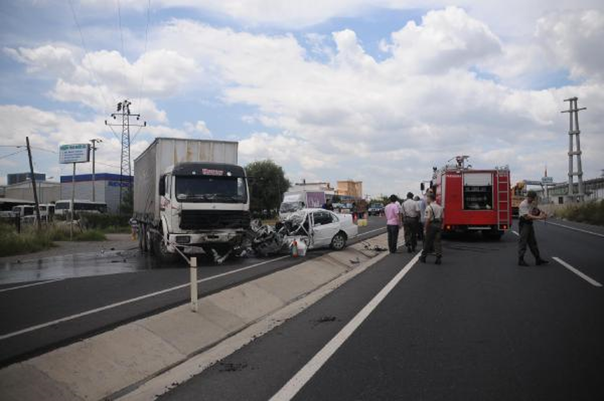 Kamyonun Altına Giren Otomobilin Sürücüsü Öldü