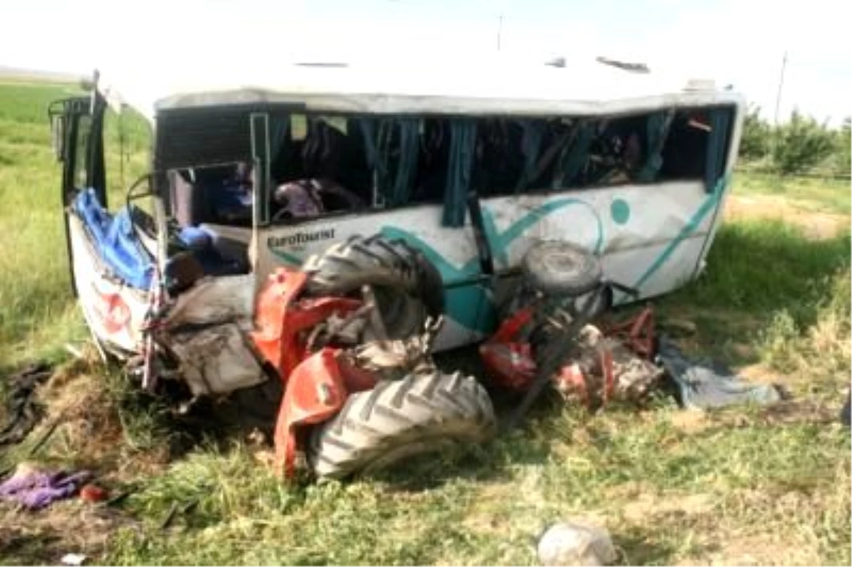 Karaman\'da Trafik Kazası: 2 Ölü, 19 Yaralı