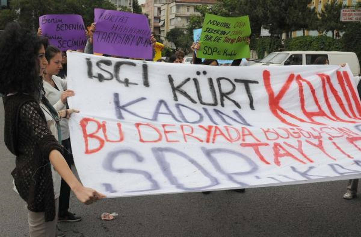 Kürtaj Eyleminde Kadınlar, Polise Boyalı Su Dolu Prezervatif Attı