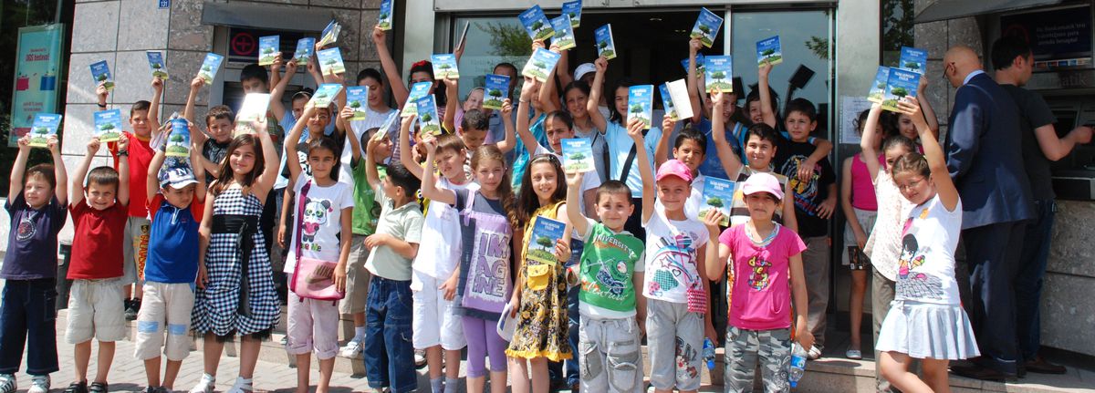 Kütahyalı Çocukların Karne Hediyesi İş Bankası\'ndan