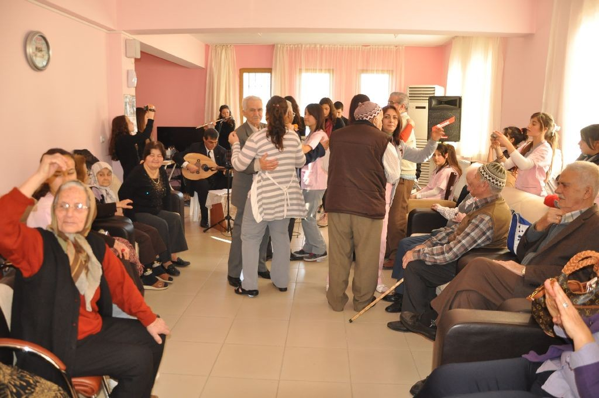 Liseli Gençler Alzheimer Hastalarını Sevindirdi