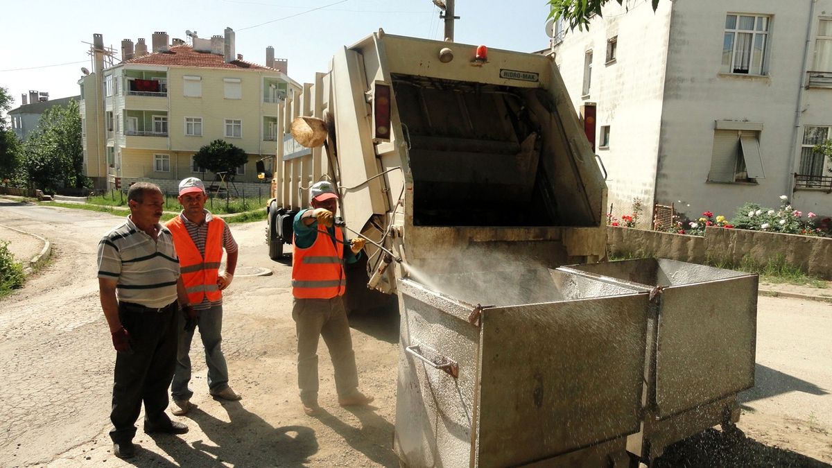 Malkara Belediyesi Çöp Konteynırlarını İlaçlıyor