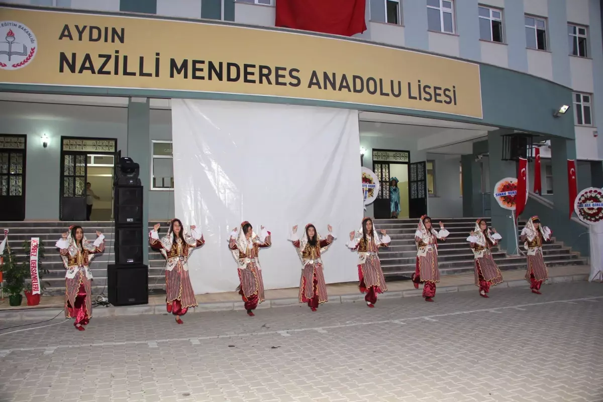 Mezunlar Dilek Tutup Balon Uçurdu