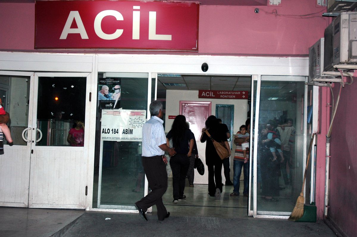 Silahı Kafasına Dayadı, Bacağından Yaralandı