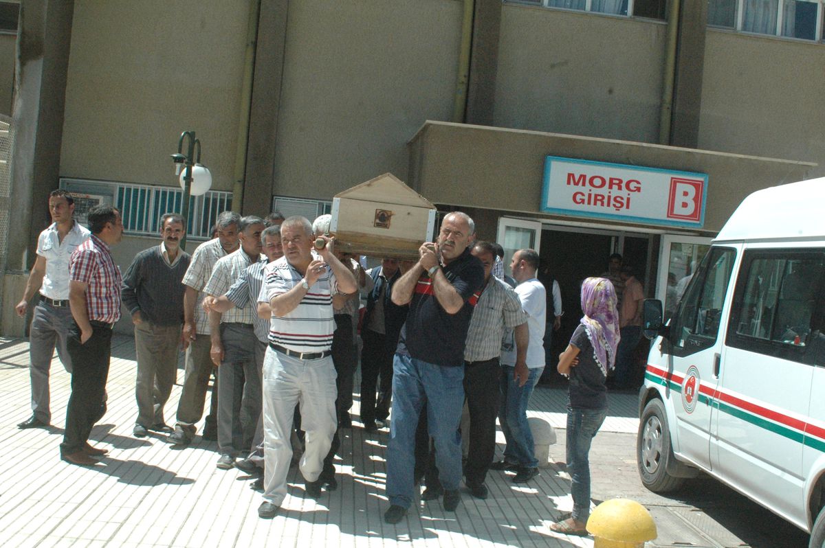 Su Kuyusuna Düşerek Boğulan Baba ile İki Oğlunun Cenazeleri Adli Tıp Morgundan Alındı