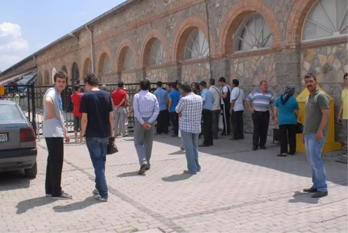 Trende Unutulan Şüpheli Çantadan Kıyafet Çıktı