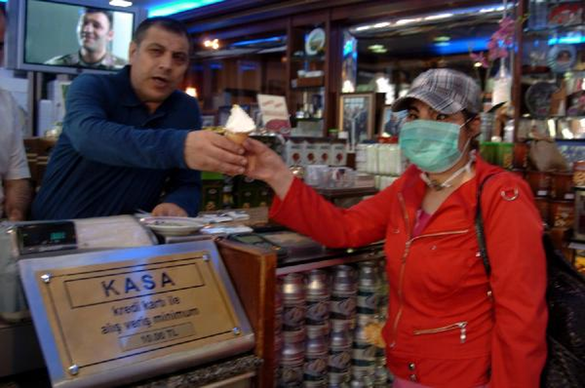 Yeni Yüzüyle Sokağa Çıktı, 3 Ay Aradan Sonra İlk Kez Dondurma Yedi