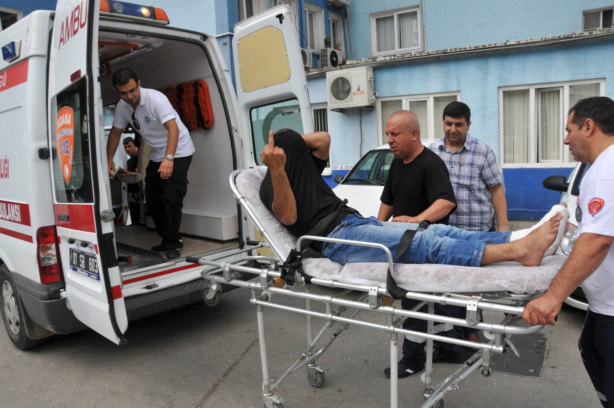 4. Kata Tırmanarak Çıkan Hırsız, Emniyetten Sedye ile Çıkartıldı