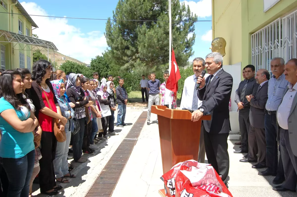 Arapgir Kültür Derneği'den Okul Birincilerine Bilgisayar