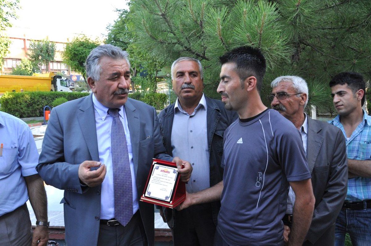 Ardahan Üniversitesi Öğrenci Derneğinden Başkan Sadak\'a Plaket