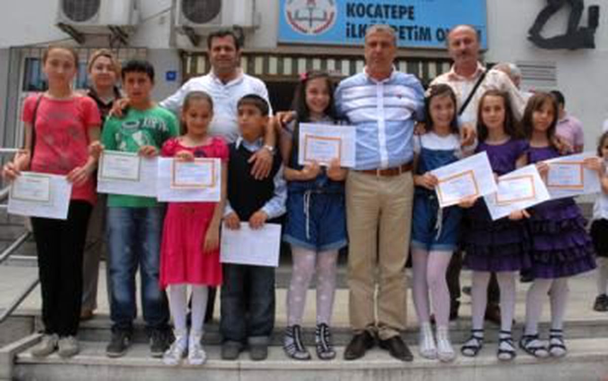 Aynı Okuldaki 28 İkizin Karne Sevinci