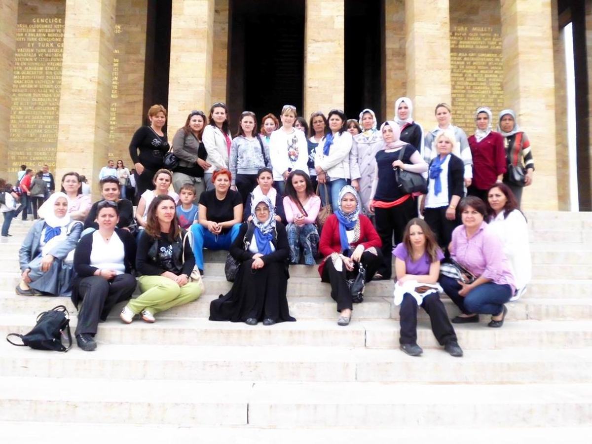 Ayvalıklı Ak Kadınlar Anıtkabir\'i Ziyaret Etti