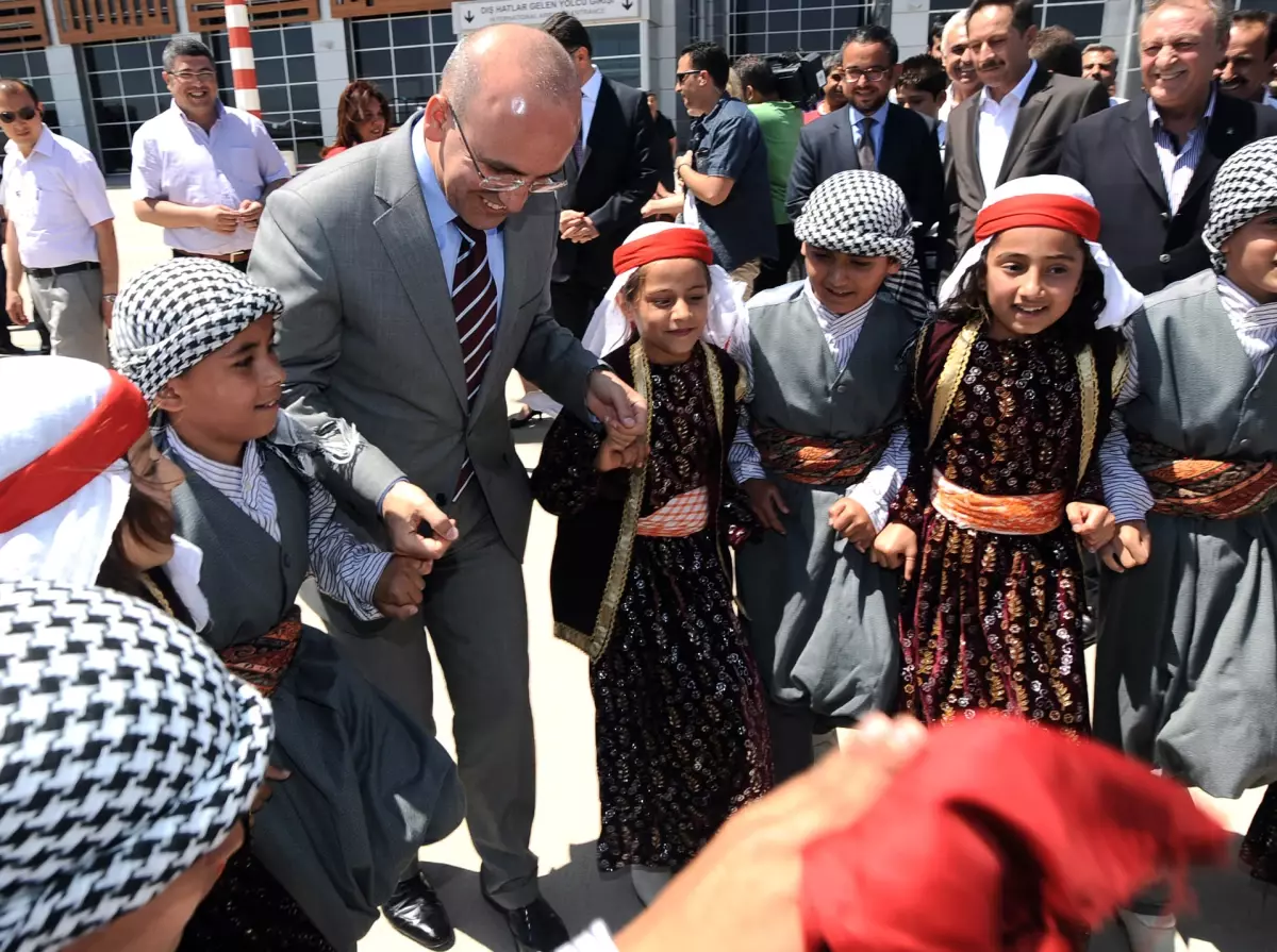 Bakan Şimşek Apronda Halay Çekti