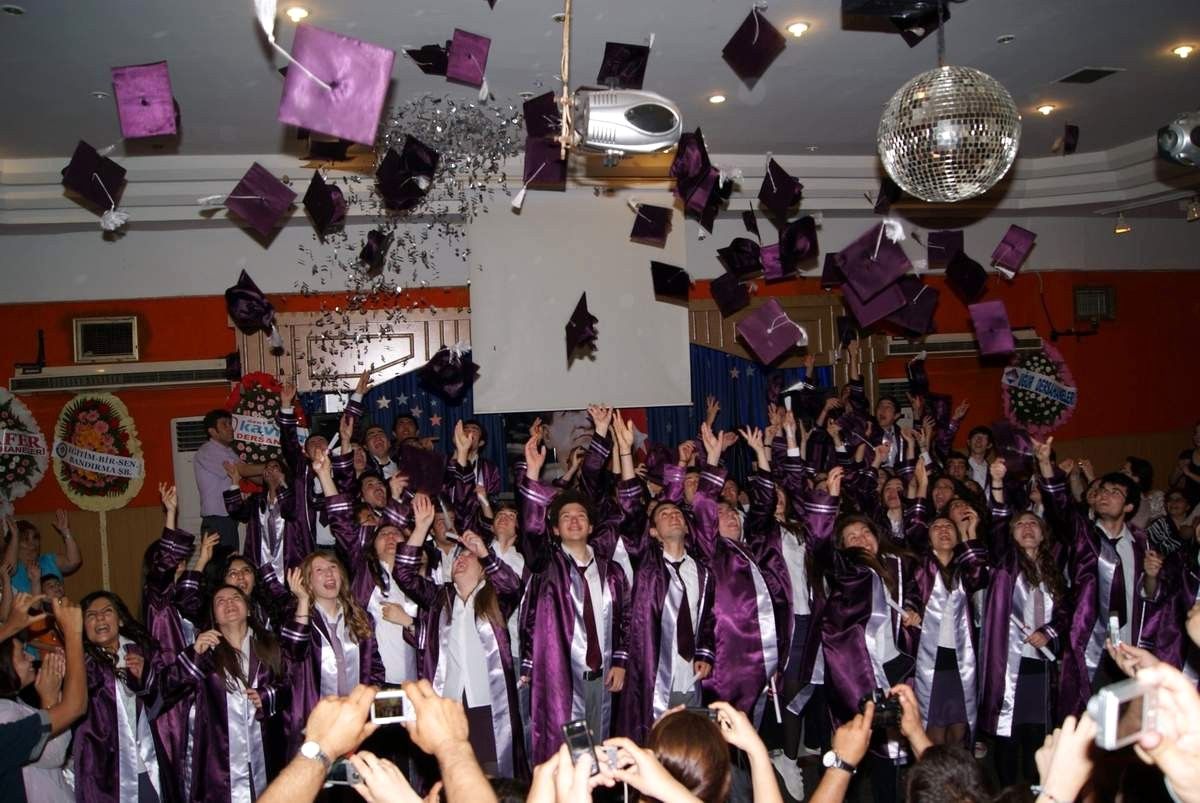 Bandırma Anadolu Öğretmen Lisesi Öğrencilerinin Mezuniyet Sevinci