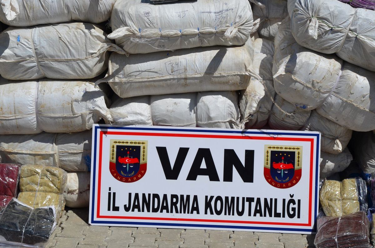 Başkale\'de 11 Bin 500 Kaçak Elbise ve Yastık Kılıfı Ele Geçirildi