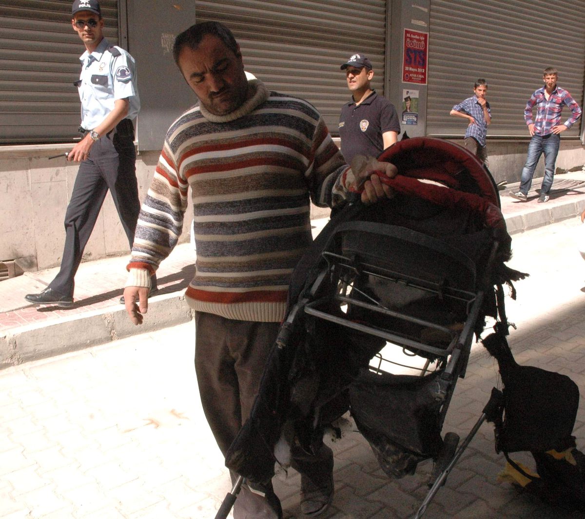Bebek Arabası Polisi Alarma Geçirdi