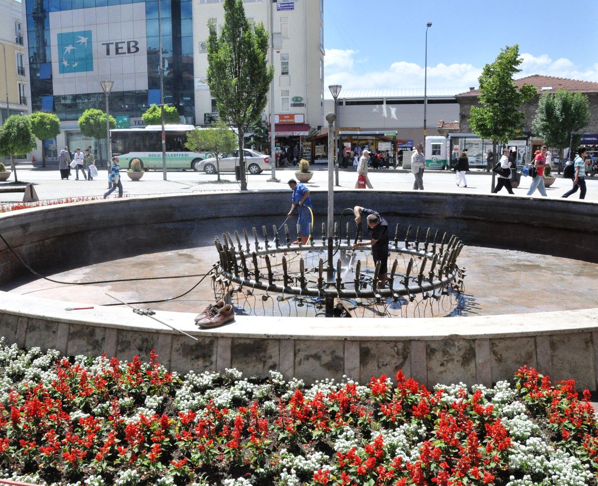 Bolu\'da Süs Havuzları Temizleniyor