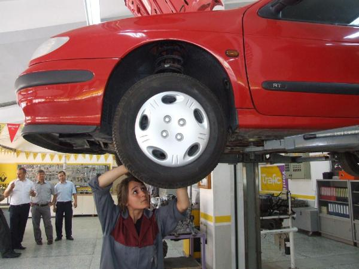 Burcu, Diplomalı Kadın Motor Tamircisi Olacak