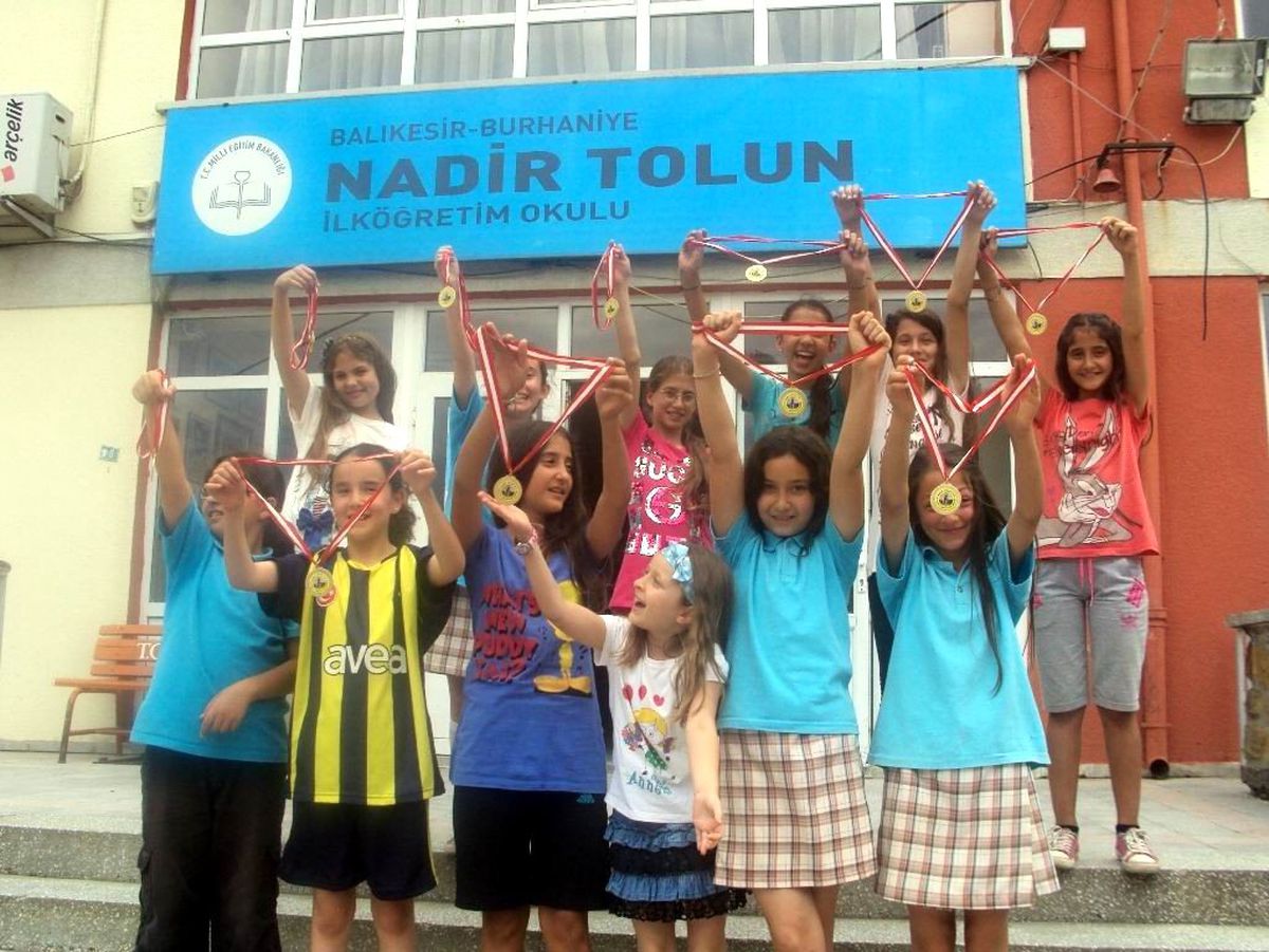 Burhaniye Nadir Tolun\' da Madalya Sevinci