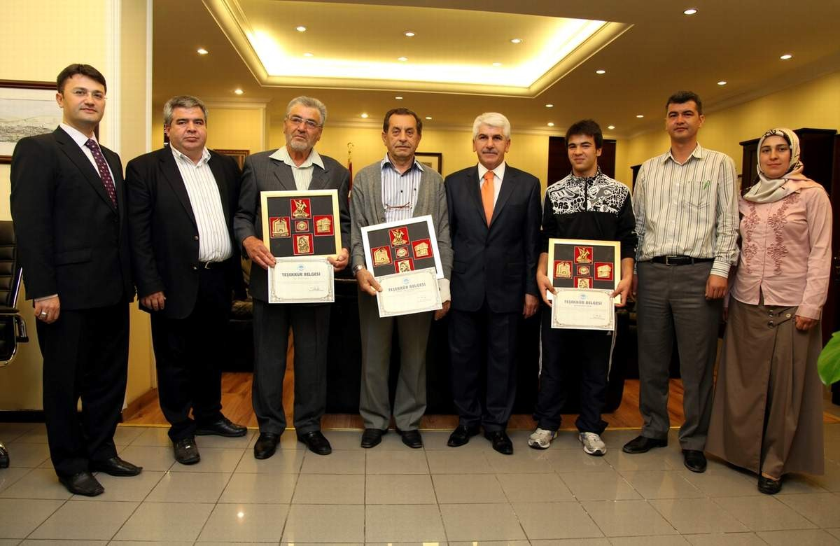 Çevre Gönüllülerine Odunpazarı Belediye Başkanı Burhan Sakallı\'dan Plaket
