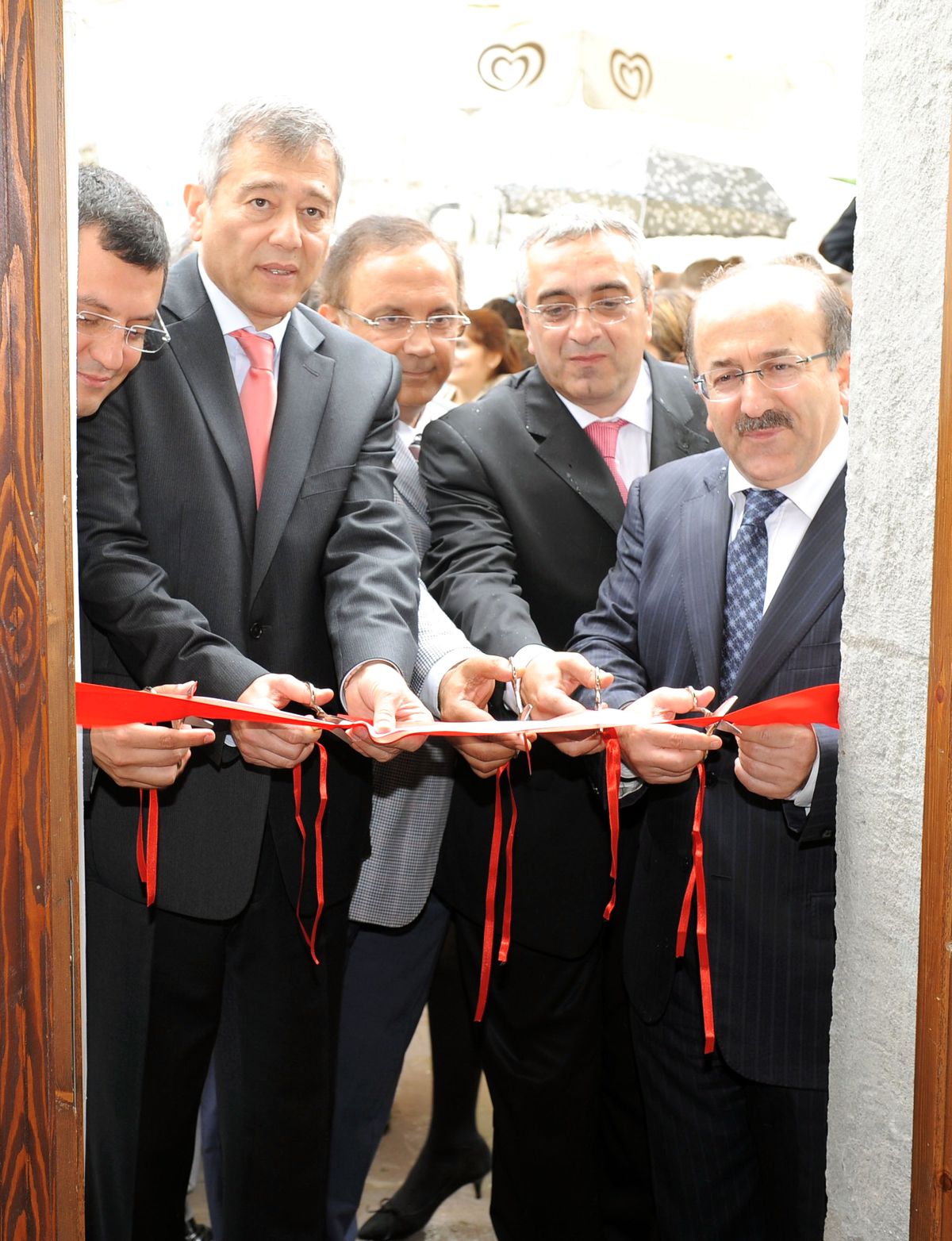 CHP Manisa Milletvekili Özgür Özel\'den Ak Partili Trabzon Belediye Başkanı Gümrükçüoğlu\'na Övgü