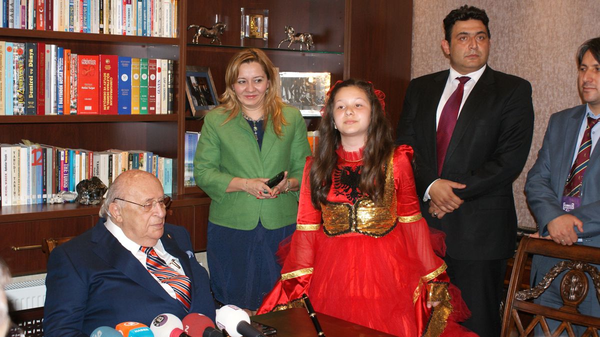 Demirel, Türkçe Olimpiyatları Çocuklarını Kabul Etti