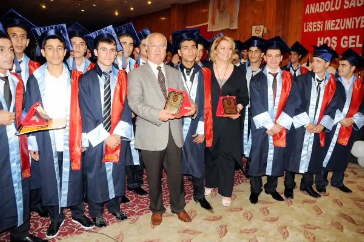 Dereceye Giren Sağlık Meslek Lisesi Öğrencilerine Altın Hediye Edildi